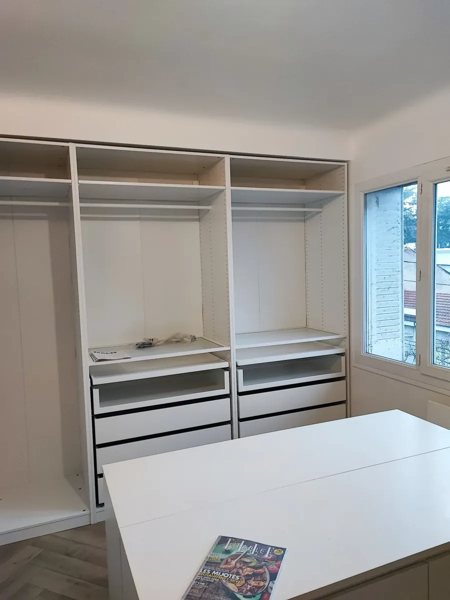 Dressing blanc avec penderies, étagères et tiroirs